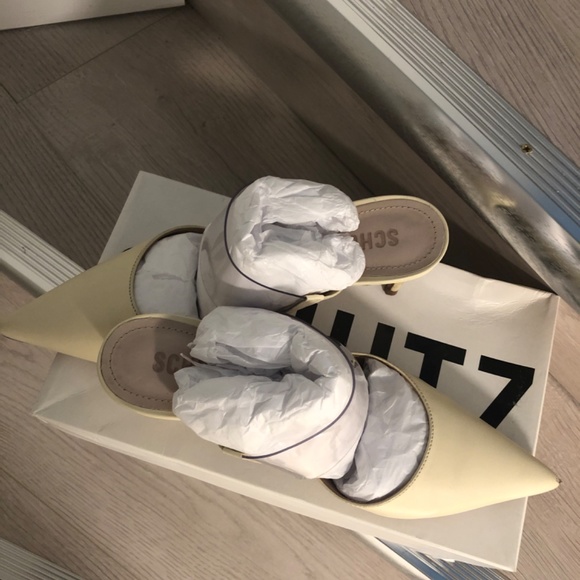 Schutz Vanilla Adyre Leather Pumps - Picture 6 of 7